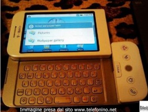 Un'altra foto dell'Htc Dream dove si vede la tastiera QWERTY