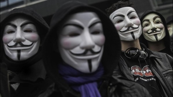 Manifestazione degli anonimi a Parigi