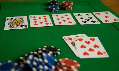 Studenti italiani divisi tra sesso e poker online